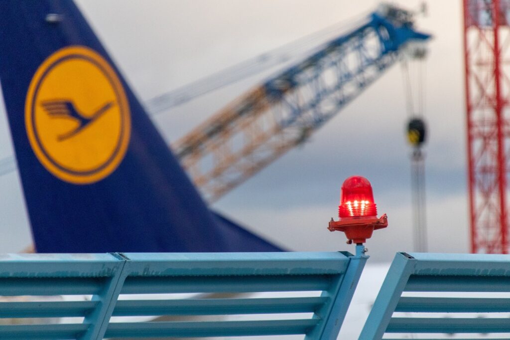 Lufthansa Jet Flew Ten Minutes Without Pilot After Copilot Lost Consciousness
