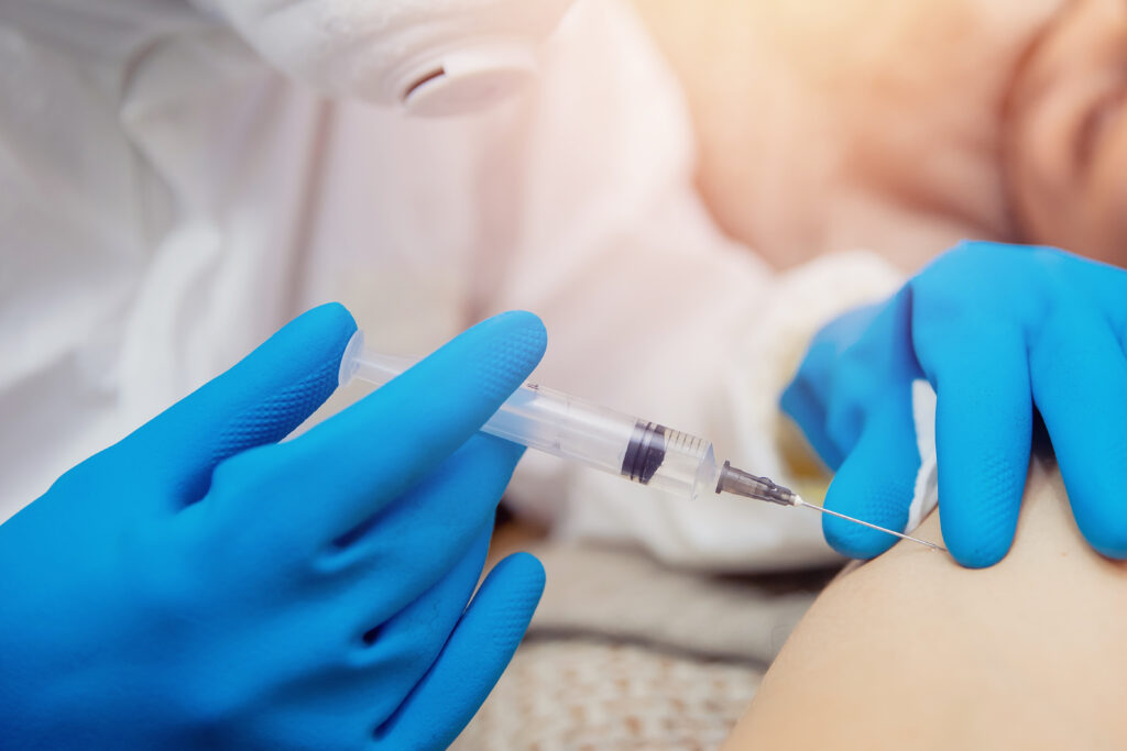 US Experts Back Broader Covid Shot Strategy as FDA Faces New Approval Rules