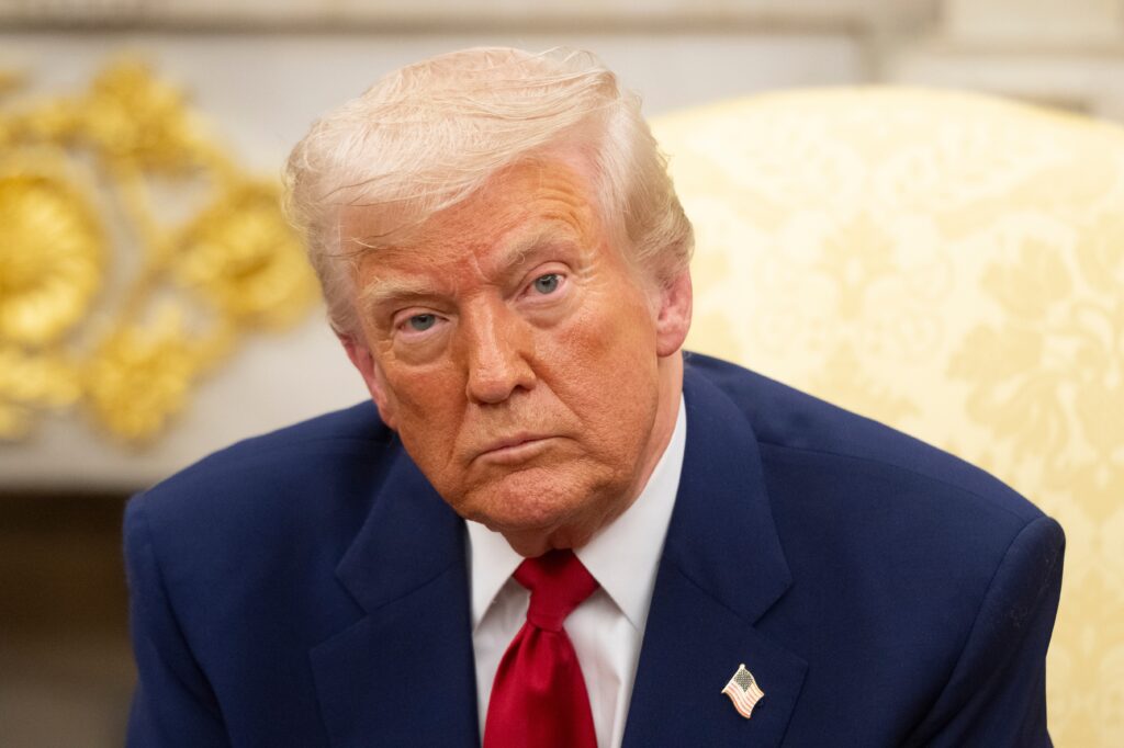Trump Threatens Higher Tariffs on EU and Apple Before Trade Talks